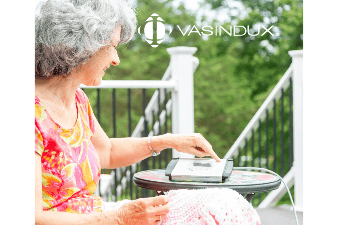 Person using the Vasindux Pro+ Pulsed Electromagnetic Treatment  