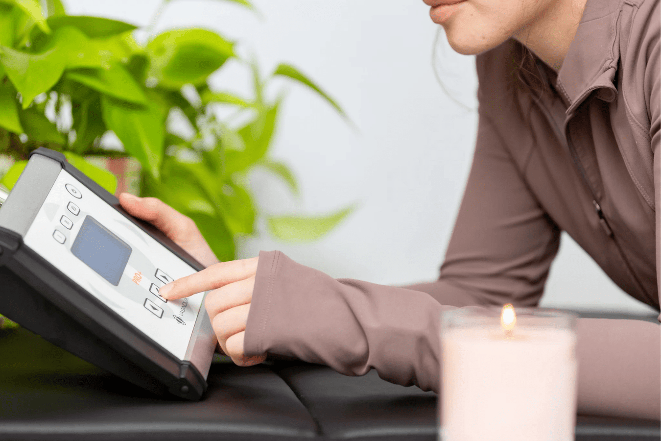 Person using the Vasindux Pro+ Package PEMF Pulsed Electromagnetic Field Therapy