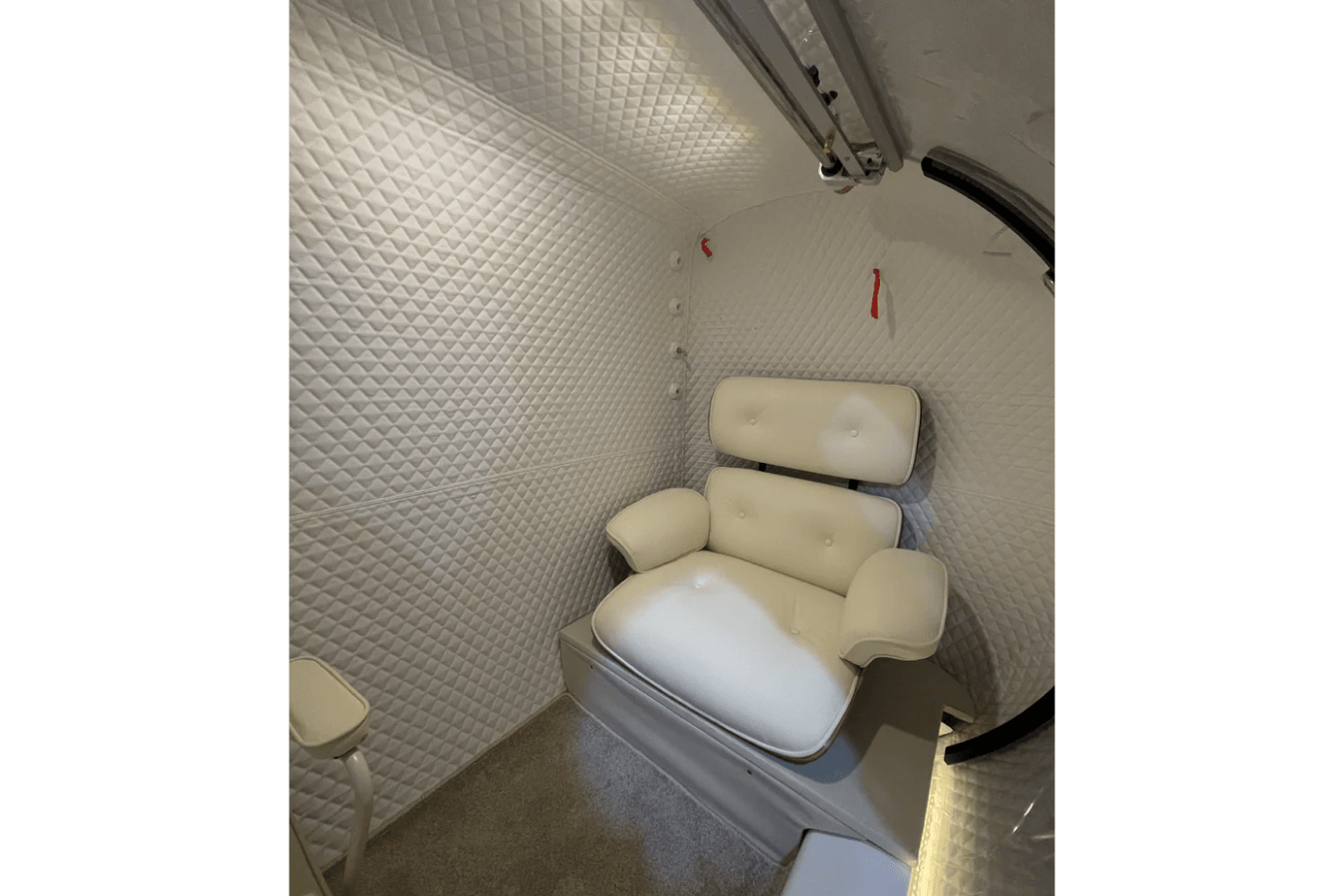 Macy-Pan HE5000 Mini 2.0 ATA Hard Shell Hyperbaric Chamber with comfortable sofa inside