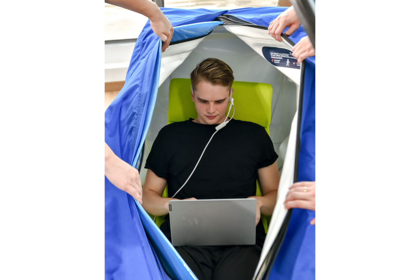 Macy-Pan MC4000 Wheelchair + Double Seated 1.3 to 1.4 ATA Hyperbaric Chamber featuring Triple zipper seal for air leak prevention